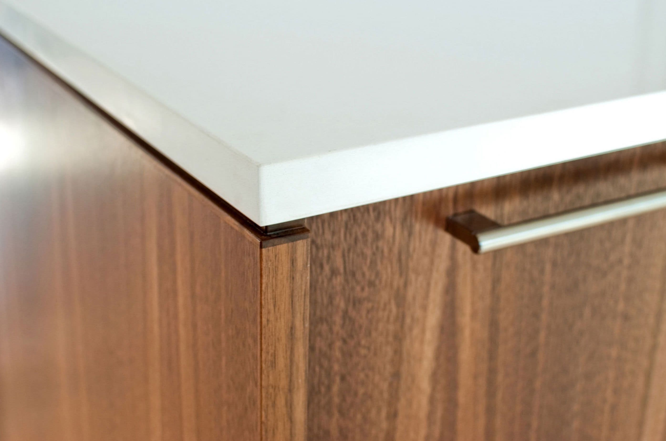 Kenapa Tepi Lemari Bisa Mengelupas dan Lembap? Ini Peran Edging PVC